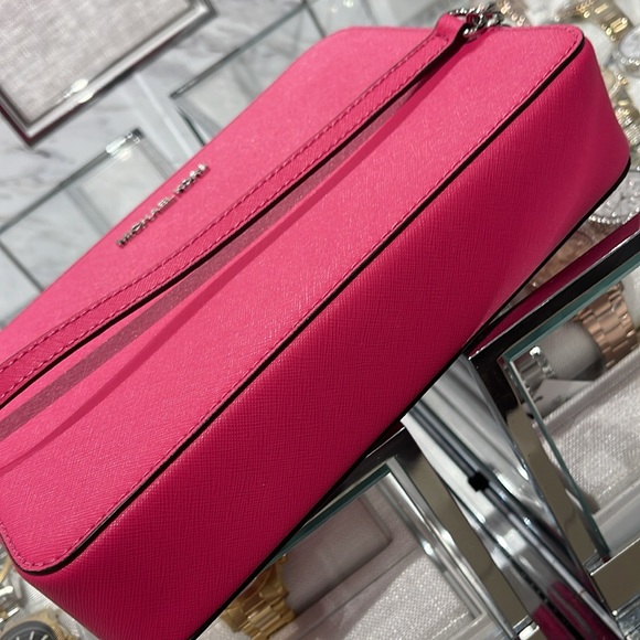 Michael Kors Jet Set Large Saffiano Leather EW Crossbody Bag 
Dragonfruit
NWT - Picture 6 of 16